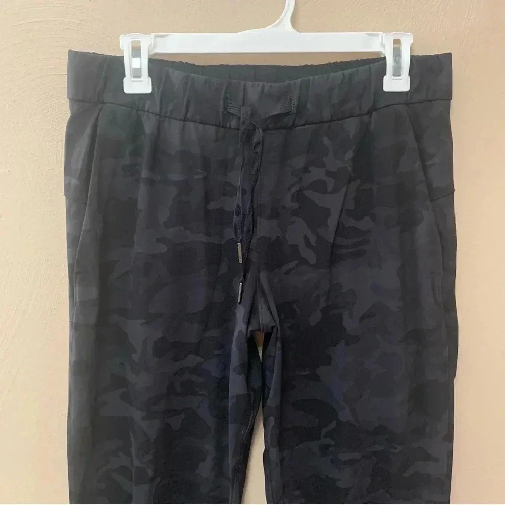 Lululemon On the Fly 7/8 Pant in Incognito Camo Multi Grey Size 8